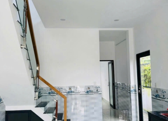 Cầu thang kính tay vịn inox - Kính cường lực tốt, mẫu đẹp tại Long An