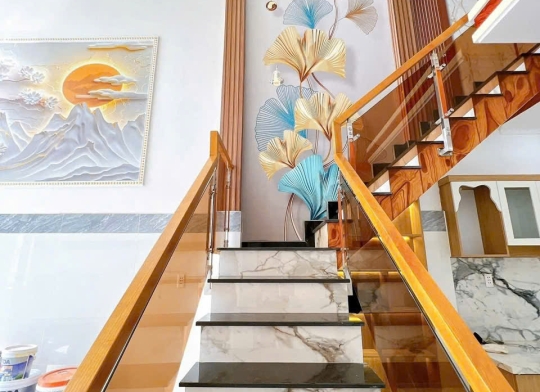 Cầu thang kính tay vịn gỗ - Kính cường lực tốt, mẫu đẹp tại Long An